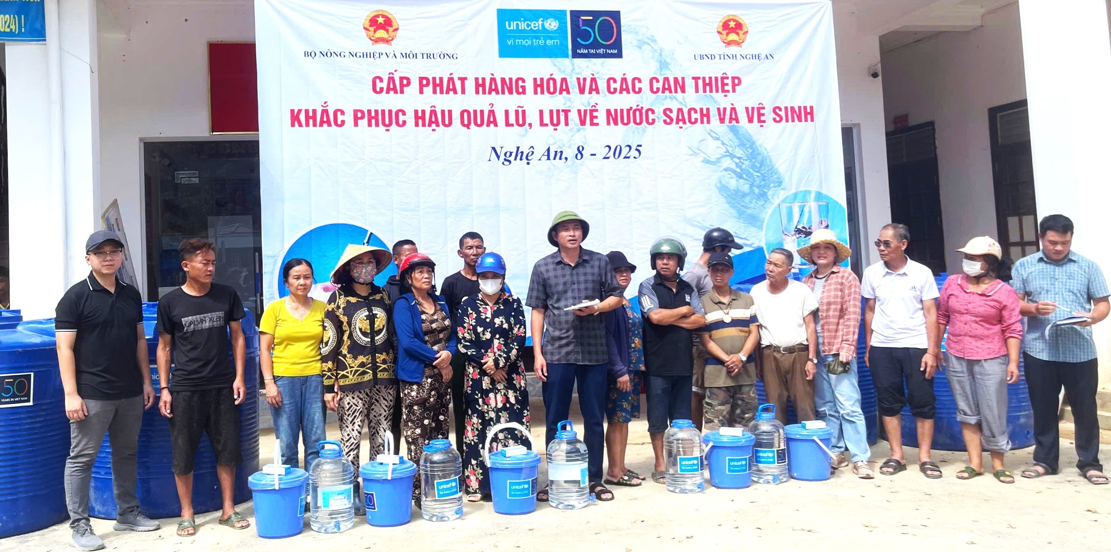 Unicef hỗ trợ 500 bồn chứa nước và dụng cụ, thiết bị, hoá chất xử lý nước sạch cho người dân vùng lũ miền Tây Nghệ An